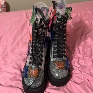 Butterfly boots size 6
